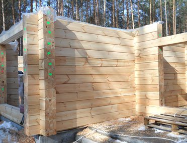 Laminated log house construction